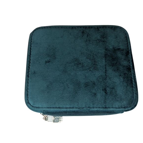 La Mer Emerald Green Holiday Travel Case 2023 Limited Edition - Picture 3 of 8